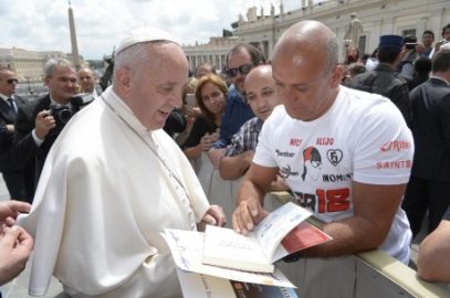 Sueño cumplido, entregarle en mano al Papa Francisco mi libro: “ Superarse es Ganar”